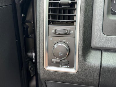 2015 RAM 1500 4WD Crew Cab 140.5" Big Horn