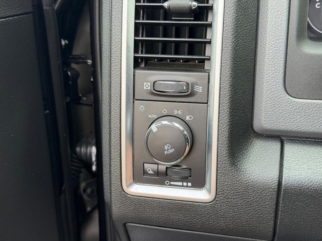 2015 RAM 1500 4WD Crew Cab 140.5" Big Horn