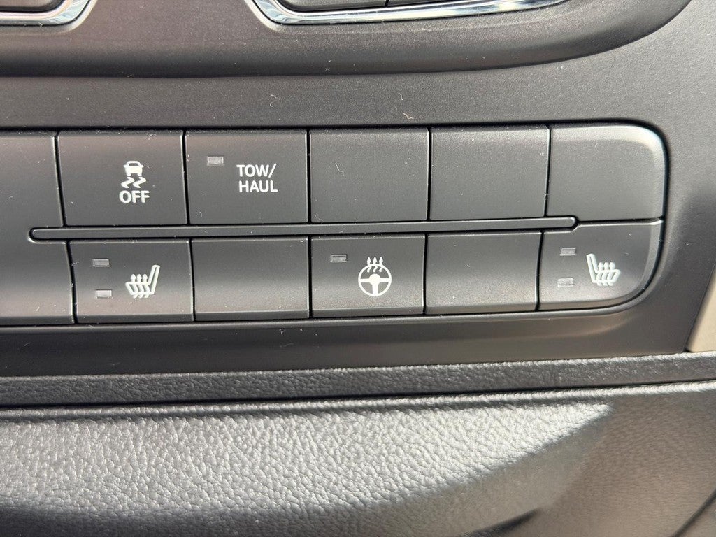 2015 RAM 1500 4WD Crew Cab 140.5" Big Horn