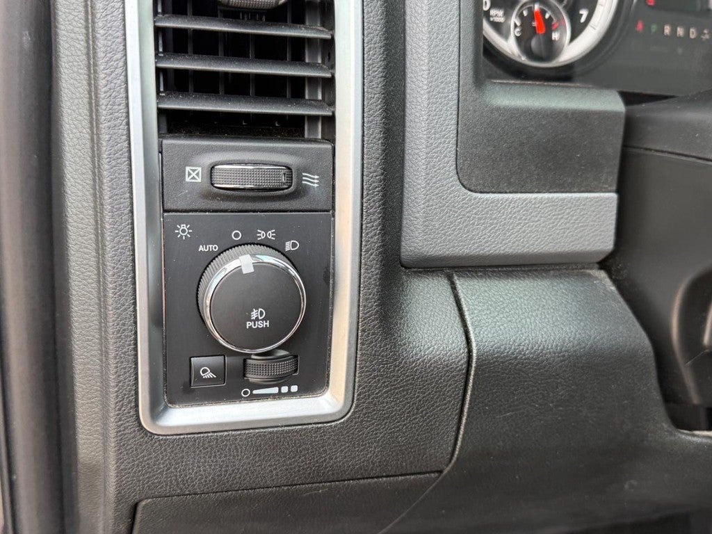 2015 RAM 1500 4WD Crew Cab 140.5" Big Horn