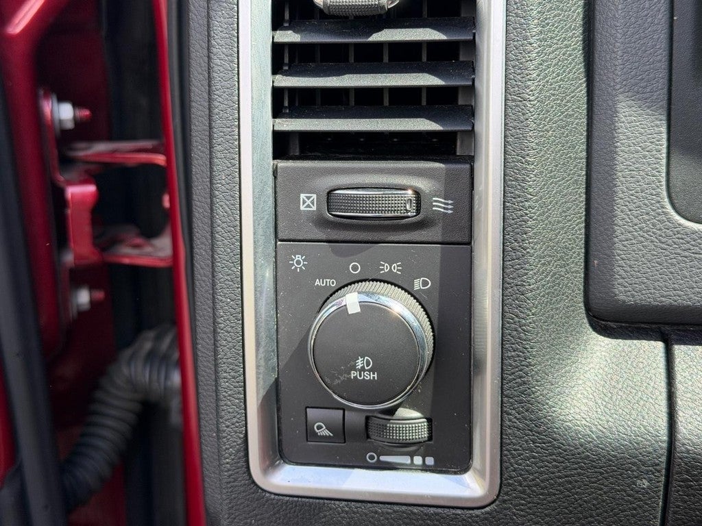 2014 RAM 1500 4WD Crew Cab 140.5" Big Horn