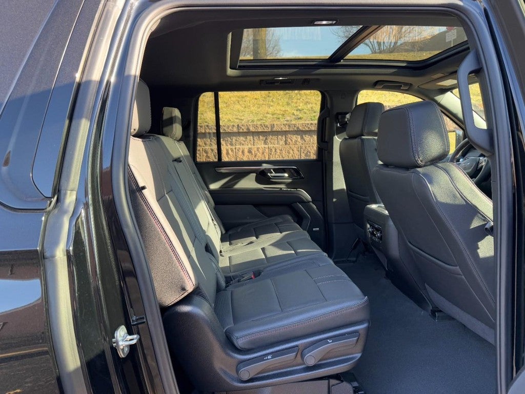 2025 Chevrolet Suburban 4WD 4dr RST